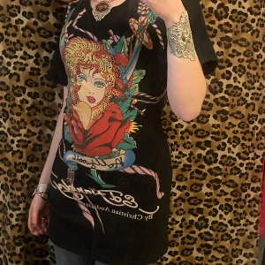 Ed Hardy tröja  - Så snygg vintage Ed Hardy tröja. As snygg till ett par jeans 💋 Står att storleken är L men tycker att det är en liten passform, hade sagt att den passar M. Så bra skick alla rhinestones är kvar☺️💋