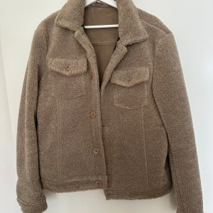 Bertoni Boraas jacka - Mycket fin jacka från Bertoni i storlek 48 (M). Inköpt för ca 3000kr från Boozt. Jackan är väldigt lite använt och därav i nyskick. 