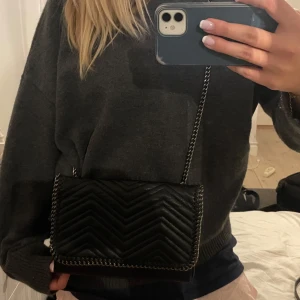 väska - handväska i bra skick. knappen är sönder men har kunnat använda den iallafall. köpt secondhand. skriv om ni har fler frågor💕