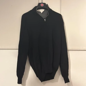 Half zip John Henric - Väldigt fin och skön half zip! Cond:10/10 aldrig använd .