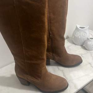 Dessa ÄKTA mocka och skinn boots är otroligt fina. Aldrig använda köpta för 2500kr. Perfekta till hösten!!!