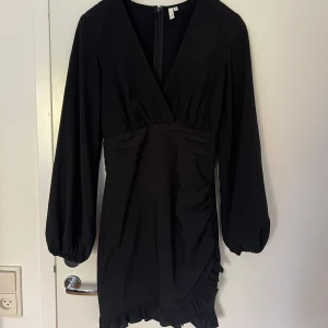 Svart klänning  - Använd 1 gång 