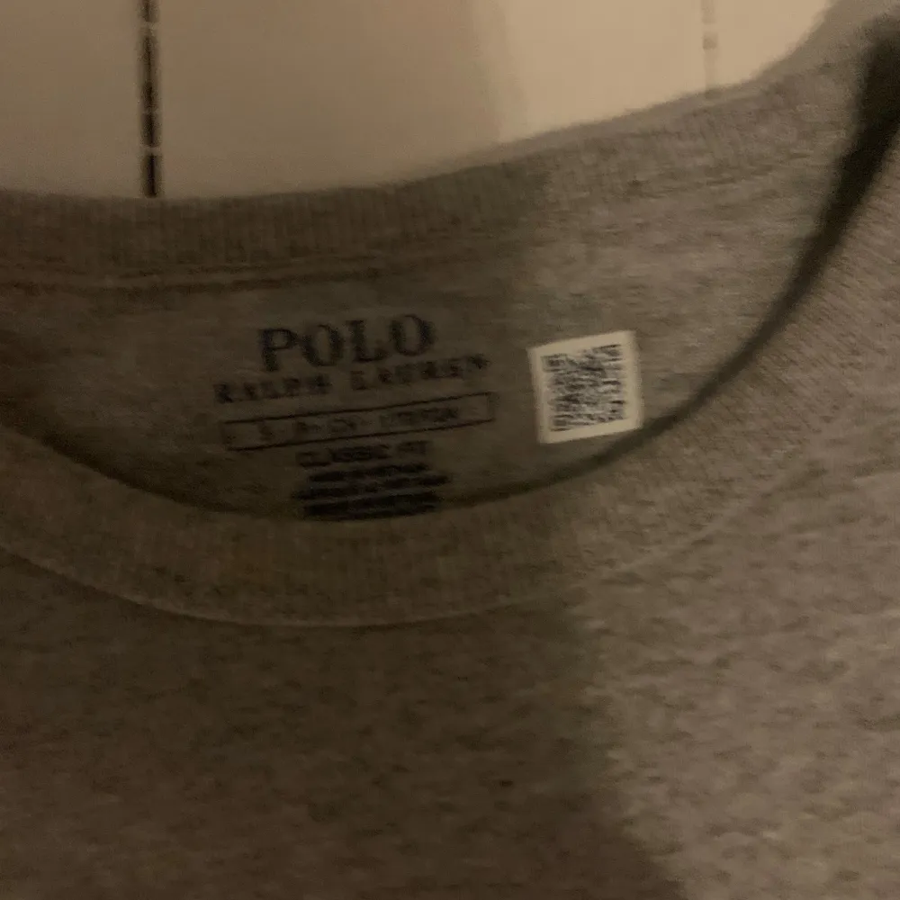 Säljer en grå Ralph lauren tröja, jättebra skick, säljer pågrund av att jag växt ut den. Hoodies.