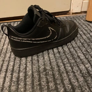 Nike airf 1  - Har satt dit diamanterna själv, lite har gått av men inget som är märkbart!!  Storlek 39 och i nytt skick  Insidan av skon ( bild 2 ) är ”normal”