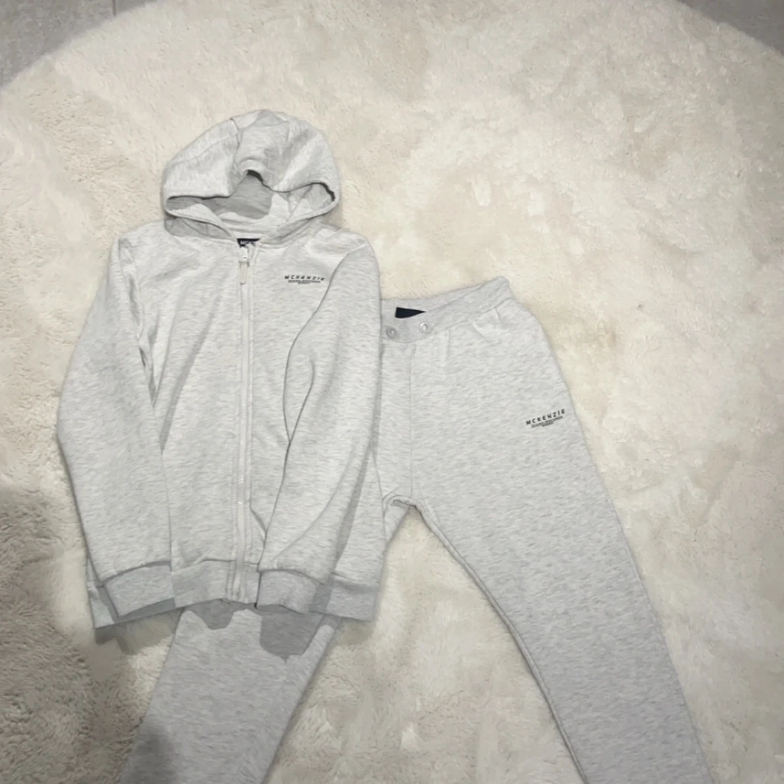 Grå McKenzie tracksuit + blåa byxor ingår