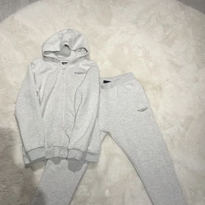 Grå McKenzie tracksuit + blåa byxor ingår - Fin tracksuit utan skador, snörena kommer med utanför byxorna eftersom de ramlat av, 10/10 på alla tre plagg