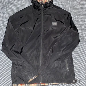 Burberry windbreaker  - En soft windbreaker av Burberry. Rätt så använd o lite sliten. Hål vid ena armhålan men rätt enkelt att fixa. Jackan går att vända ut och in! Säljer den billigt.