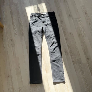 Levi’s Jeans 510 - Svarta Levi’s Jeans 510 I nyskick Nypris ca. 1100kr Storlek: 16A (typ S/ 29-30) 