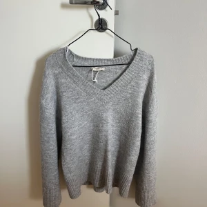 Gina tricot stickad tröja - En grå stickad tröja från Gina i deras kollektion ”premium quality”.  Säljer då den inte kommer till användning. Den är så gott som ny bara använd ett par fåtal ggr. Inge nopprer eller andra defekter på tröjan. Den är xs men passar båda s och m.