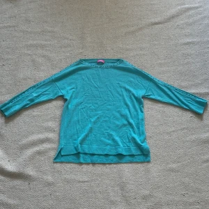 Turkos tröja från Basler - Säljer en snygg turkos tröja från Basler. Finna detaljer på ärmarna. Har ett hål (sista bilden) Skriv för fler bilder eller frågor!🩵