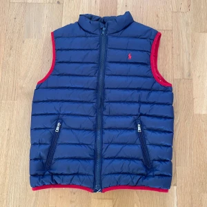 Ralph Lauren väst - Ralph Lauren väst i gott skick. Skulle säga att den passar om man är 155-165. Nypris är 2000 och bara höra av sig vid minsta fundering.