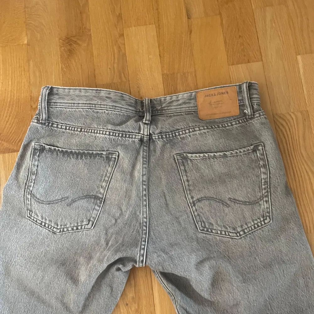 Säljer dessa jack&jones chris i väldigt bra skick utan några defekter. Hör av dig vid ytterligare funderingar. . Jeans & Byxor.