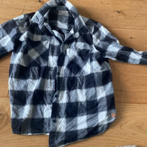 Rutig skjorta svart & vit  - Svart & vit  100% Bomull  Strl152 