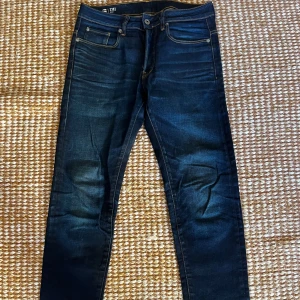 G-Star Jeans - Tja! Säljer nu dessa jävligt feta  G-Star jeans! Modellen är Slim och färgen är mörkblå, fint skick (använda ca 5 gånger). Passformen är slimfit, men mer åt det avslappnade hållet! || Skick: 8/10 Nypris: 1200 kronor || Först till kvarn! 
