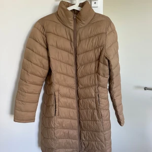 Vila dunkappa - Säljer denna dunkappa från vila, perfekt nu i höst! Jackan är i mycket bra skick.