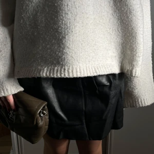 Skinn kjol  - Så skön och snygg skin kjol från Zara. Älskar denna på hösten, brukar styla med ett par uggs och en stickad tröja