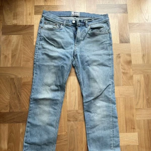 Tjej acne jeans  - Säljer dessa snygga och prisvärda jeans från Acne studios! Märke: Acne Studios Storlek: 32