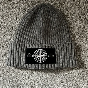 Stone Island mössa  - En helt ny mössa helt oanvänd🤩 väldigt bra skick☺️ pris kan diskuteras 💰