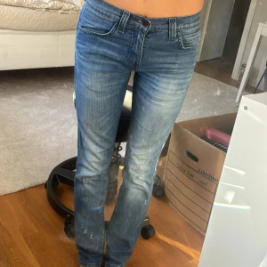 Low jeans  - Låg midjade Jens som är en ljus blå färg, är W 28 L 32