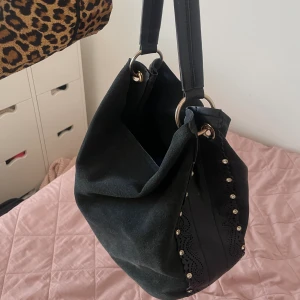 Väska - Snygg svart väska 💗