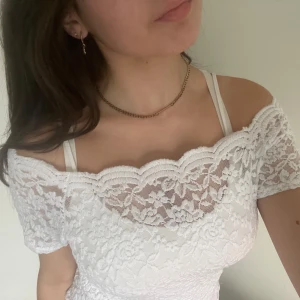 Spets topp - Sjuuukt snygg trendig och off-shoulder spets topp med blommigt mönster, jättefint över ett linne 🤩🤩🤩💕💕 