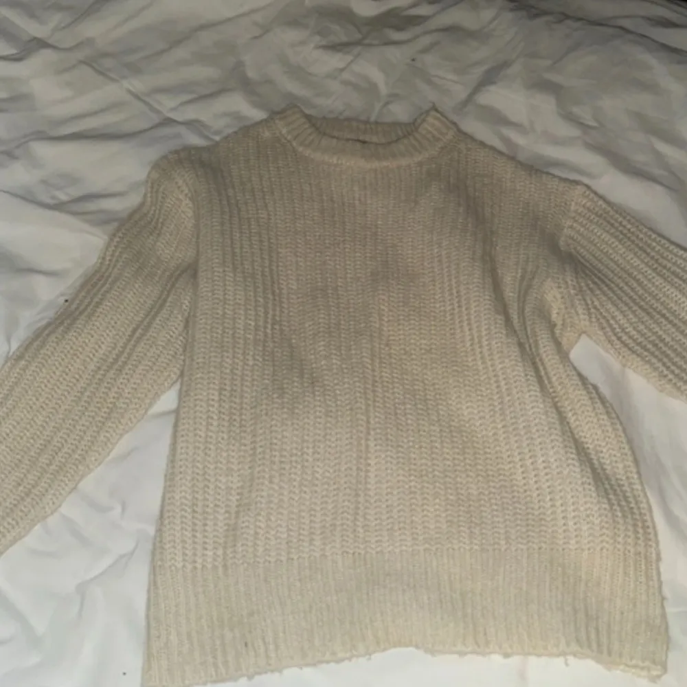 En långärmad stickad tröja från lager 157 storlek m väldigt mysig nu till hösten och vintern för stor för mig men väldigt fin och bekväm köpt för 1 månad sedan använt 1 gång. Neuleet.