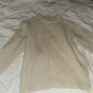 Stickad tröja - En långärmad stickad tröja från lager 157 storlek m väldigt mysig nu till hösten och vintern för stor för mig men väldigt fin och bekväm köpt för 1 månad sedan använt 1 gång