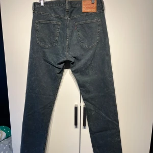 Levi jeans - Säljs då den inte kommer till användning  Storlek 33/34 501 Nypris ca 1000