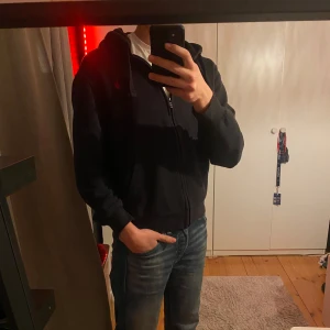 Ralph lauren zip hoodie - Säljer denna då jag tycket den är litte för lotten för mig. Detta är en US polo assn tröja som är en annan variant av Ralph lauren. Kolla gärna profilen för grymma paket pris😊 DM för frågor 😊🔥💯