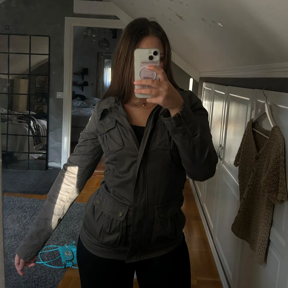 Perfekt jacka nu till hösten! Så fin grå färg med coola detaljer. Det står storlek 34 men skulle säga att de är 36/S. . Takit.