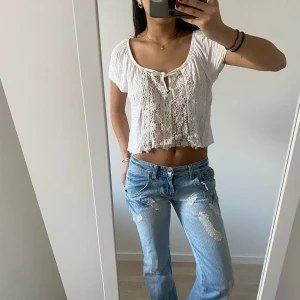 Topp med spets och snörning  - Bra skick