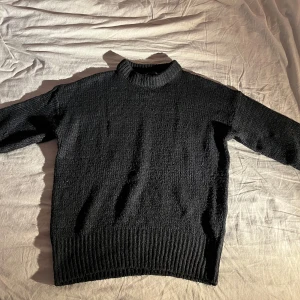 Svart stickad tröja från 157 - Säljer en svart stickad tröja från 157. Storlek M, använt den en gång tror jag så den är i nyskick.