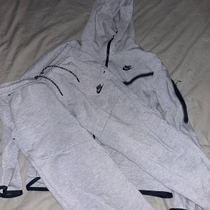 Nike tech fleece tracksuit - Båda plaggen är i storlek S, Lätt använda och i väldigt bra skick, Både byxor och hoodie, köpta från Nikes hemsida, Öppen för prisförslag 