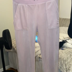 Juicy  - Ljus rosa juicy. Fått ett litet brännmärke på baksidan annars toppen skick