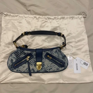 Guess väska - En superfin oanvänd väska ifrån Guess. Ordinariepris 1395kr