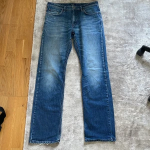 Vintage Gant jeans - Straight leg/bootcut som är W32,L34, alltså för långa för mig därför säljer jag dem. Två väldigt små svarta märken på höger lår på första bilden som däremot inte sticker ut, utöver det super kattiga byxor