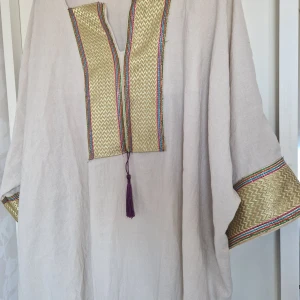 Helt ny kaftan - En kaftan som använts endast en gång, är i nyskick. Är i stl M och passar er som har stl 56-58. 