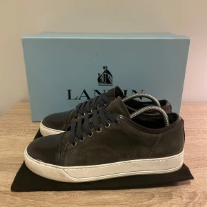 Lanvin  - Ett par snygga lanvin sneakers i bra skick med box, dustbag och extra snören ingående. Priset går att diskutera och om ni har några frågor är det bara att höra av sig!