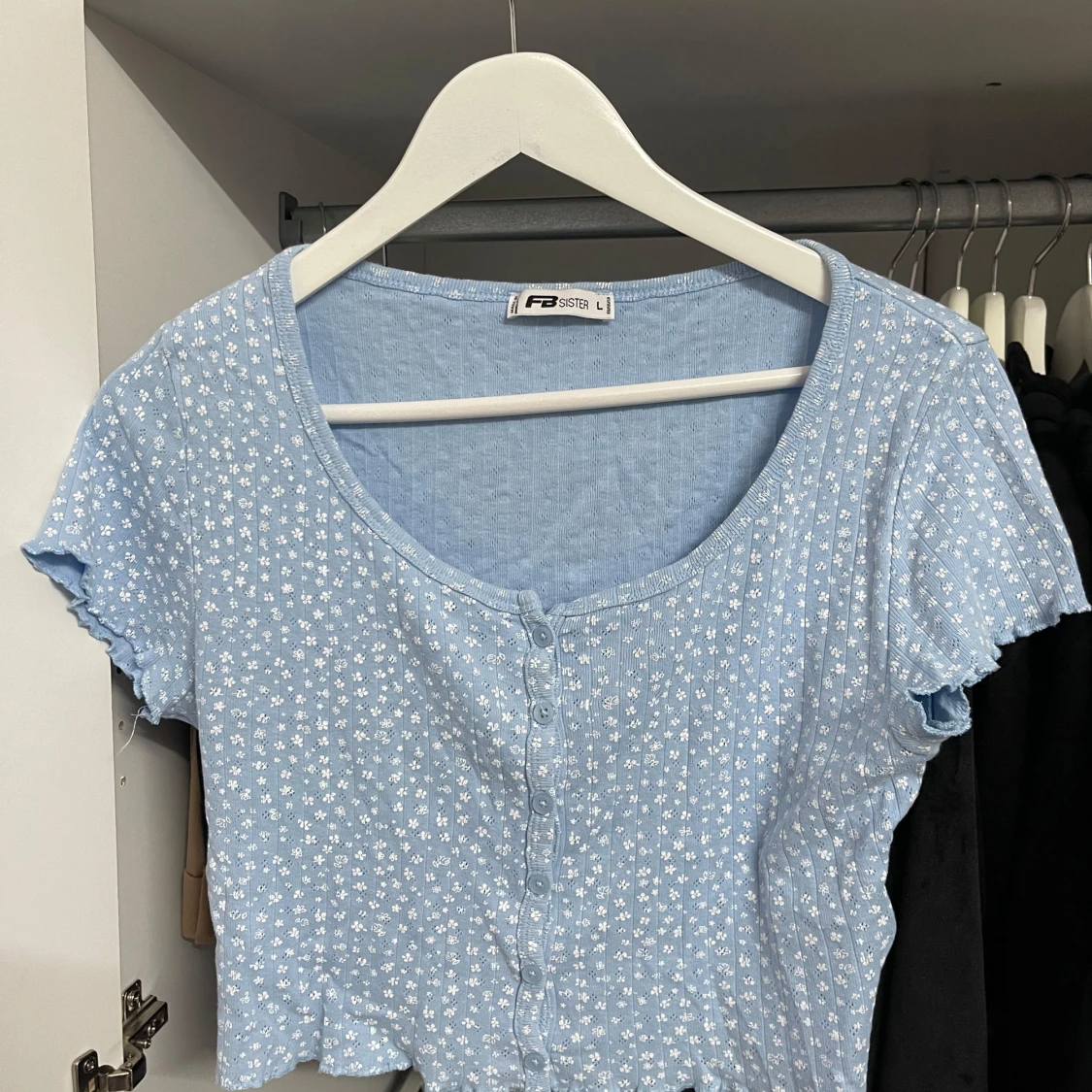 Blå blommig topp från FB Sister