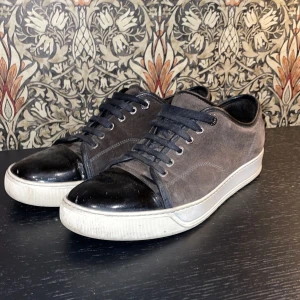 Lanvin skor  - Säljer nu dessa lanvin skor i färgen brun! Storleken på dessa skor är 43. Tveka inte på att höra av er vid frågor.