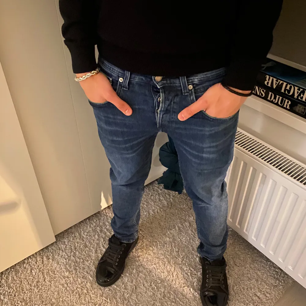 Säljer nu dessa sjukt snygga replay jeans. Nyskick och knappt använda. Tveka inte att höra av er vid frågor. Storlek 28/30 men sitter som 29/30 . Jeans & Byxor.