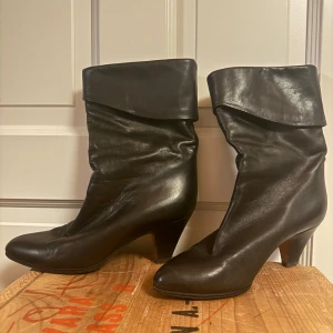 Svarta skinnstövletter med klack - Säljer ett par eleganta svarta 80-tals stövletter i skinn. De har en stilren design med en liten klack. Perfekta för både vardag och festliga tillfällen. Skorna är i bra skick och redo för en ny ägare! Tyvärr för små för mig. Handgjorda & italienska