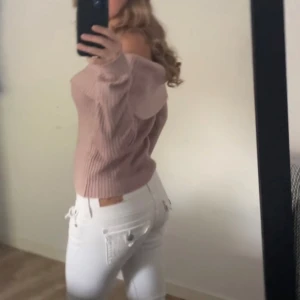 Vita true religon jeans!  - Säljer nu mina älskade true religon jeans eftersom de är lite för korta för mig, det är i superfint skick, dem är jätte low waisted. Hör av er vid frågor!💗