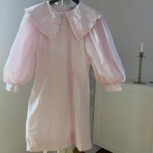 GANNI Klänning - Jättefin klänning från märket GANNI. Använd fåtal gånger. 