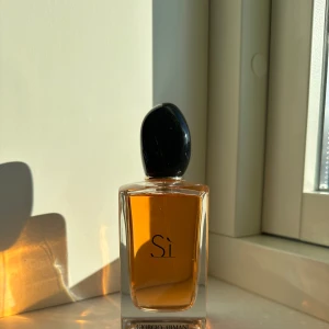 Sí parfym - Sí parfymen från GIORGIO ARMANI🧡 Endast testad, som ni kan se helt full! En väldigt feminin doft! Säljer pga den inte kommer till användning Orginalförpackning tillkommer tyvärr inte🧡