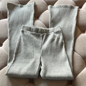 Gråa byxor  - Säljer dessa byxor då dem är för små och inte kommer till användning. Slits längst ned på längden. Från KappAhl, storlek 146.