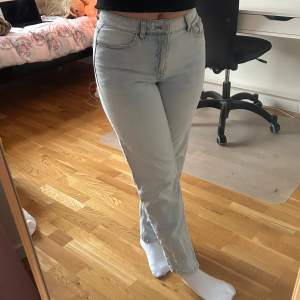 Highwaist ljusblå jeans med figurnära passform. Knappt använda, nyskick.