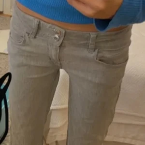 Super snygga jeans - Low Waist bootcut jeans i super bra kvalite💕 köpta här på Plick men tyvärr va dem förstora🥲 innerbenslängden 73cm❤️❤️