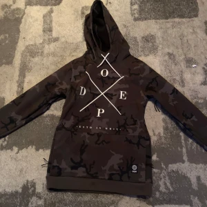 Grön dope skidjacka  - Nästan helt oanvänd, inga defekter! säljer då den är för liten! Skriv om du har frågor, pris går alltid att diskutera! 