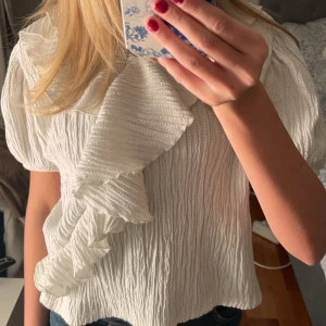 Blus - Så fin blus från zara. Storlek är 152 men passar som xs. Hör av dig vid frågor 💖 pris kan diskuteras ❣️